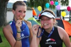 Klara Fuchs und Lena Kashofer mit Ironkids Medaille.JPG